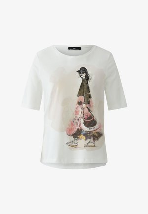 Weißes Kurzarmhemd mit einer Aquarell-ähnlichen Illustration einer Frau, die Sonnenbrillen, eine Kappe, einen gemusterten Rock trägt und eine Handtasche hält.