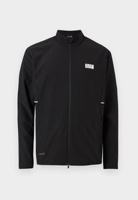 Μαύρο μπουφάν με πλήρες φερμουάρ και γιακά που στεκεται όρθιος, μακριά μανίκια, λογότυπο EA7 στο στήθος και το κείμενο «Ventus 7» κοντά στο τελείωμα, εμφανιζόμενο σε απλό φόντο.