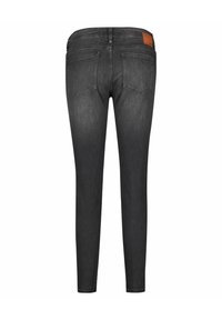 Černé slim-fit džíny s hladkou texturou, s vysokým pasem, dvěma zadními kapsami a hnědou koženou nášivkou.