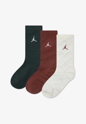 Tři páry ponožek: tmavě zelené, burgundské a bílé. Každé nese logo Jumpman. Bílé ponožky mají prošívanou strukturu.