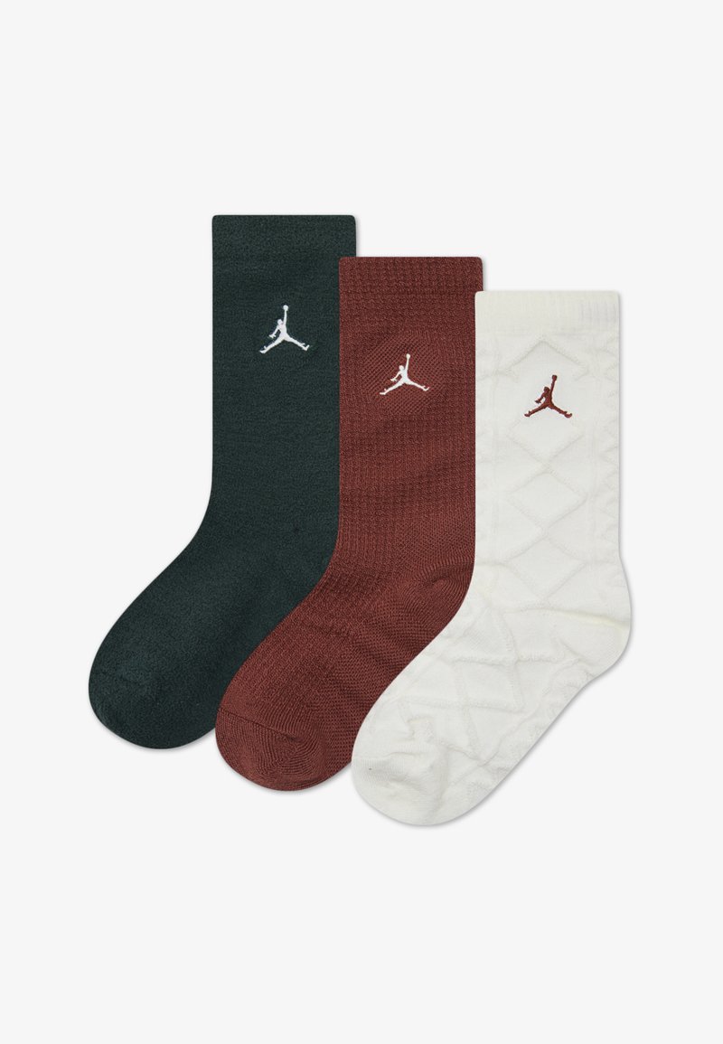 Tre paia di calze: verde scuro, borgogna e bianco. Ognuna presenta un logo Jumpman. La calza bianca ha una texture trapuntata.