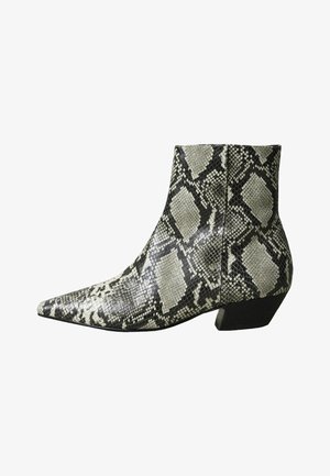 Kígyóbőr bokacsizma hegyes orral és közepes sarkú kialakítással. A felső részen texturált fekete és szürke kígyómintázat található.