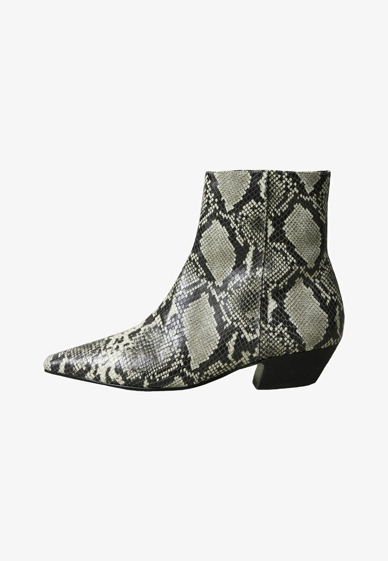 Kígyóbőr bokacsizma hegyes orral és közepes sarkú kialakítással. A felső részen texturált fekete és szürke kígyómintázat található.