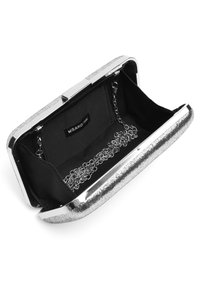 Srebrna clutch torbica s šljokicama, čvrstim kućištem, magnetskim zatvaranjem, crnim unutrašnjim oblogom i odvojivim srebrnim lančićem.
