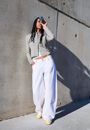 Bershka CABLE KNIT WITH BUTTONS - Jopica - grey