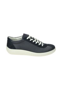 Zapatilla de cuero gris oscuro con un acabado texturizado, cordones blancos y suela blanca estriada. Acentos de suave ante negro en el talón y la lengüeta.