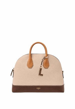 Sac à main en cuir beige et marron avec un dessus arrondi, double poignée beige, fermeture éclair dorée et un pendentif en forme de « L » suspendu au-dessus du nom de la marque « Lancel Paris ».