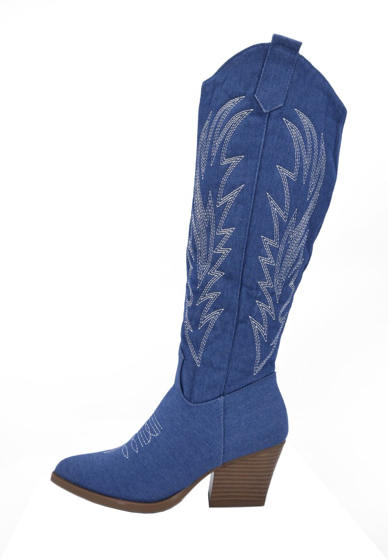Botas de vaquero de denim en azul con acentos bordados en blanco, punta afilada y tacón apilado. Presentan un caña alta con un diseño intrincado.