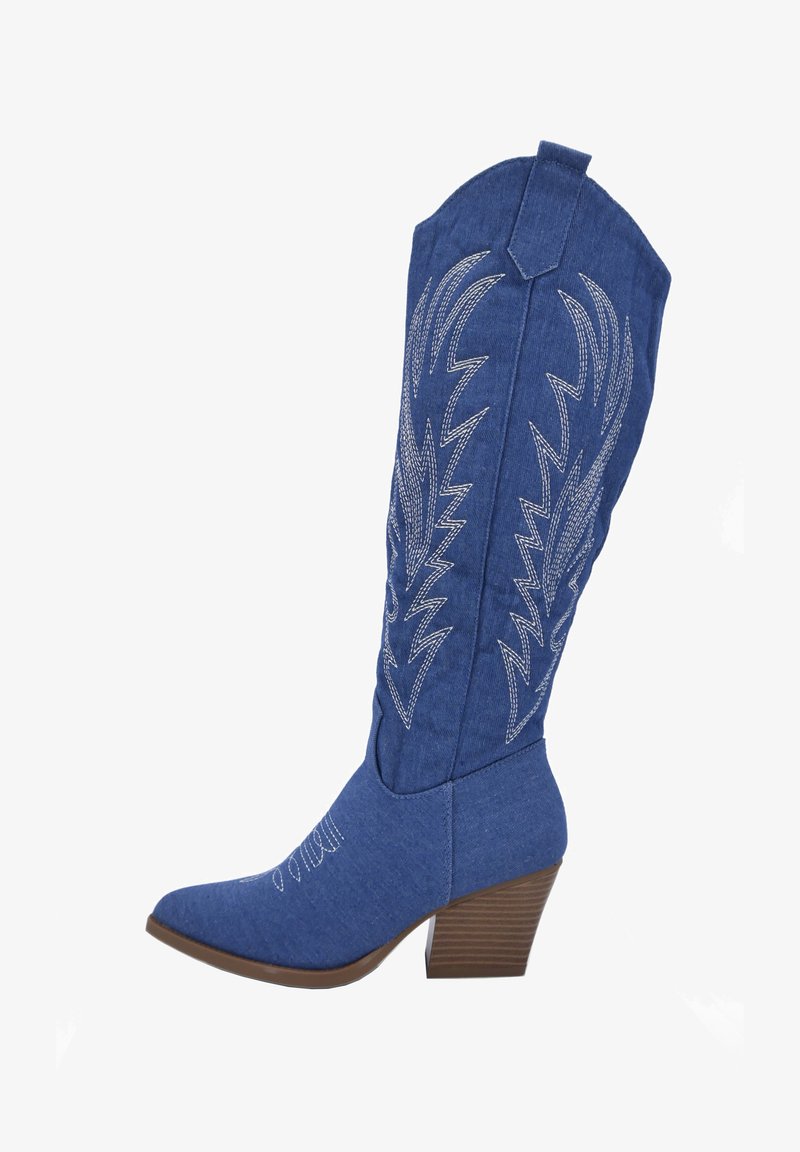 Bottes de cowboy en denim bleu avec des accents brodés blancs, bout pointu et talon empilé. Présente une tige haute avec un design élaboré.