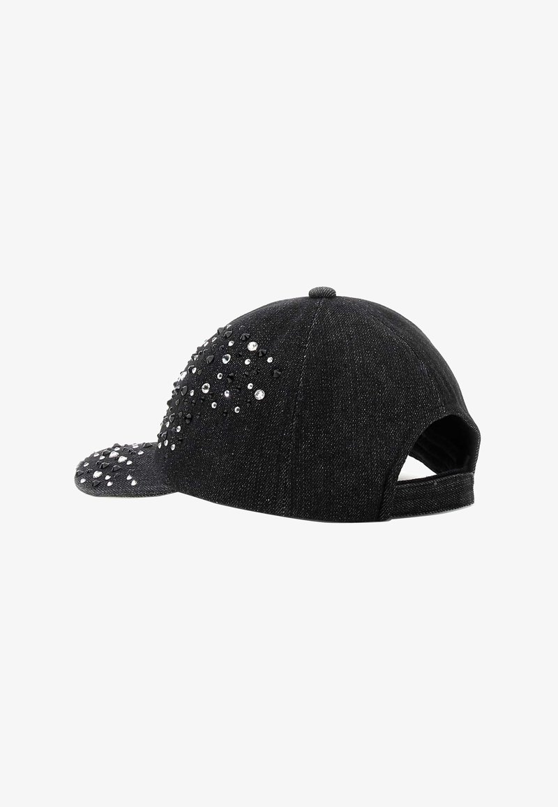 Casquette de baseball en denim noir ornée de clous noirs et argentés, dotée d'une sangle ajustable à l'arrière.