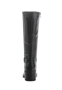 Botas de cuero negro hasta la rodilla con una textura suave, forma curva y cremallera lateral. Presentan una correa decorativa y un tacón grueso.