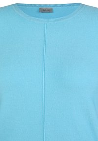 Hellblaues Sweatshirt mit rundem Ausschnitt, weicher Textur und einer zentralen vertikalen Naht. Markenlabel "RABE" am Kragen sichtbar.