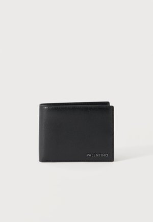 Portefeuille en cuir noir texturé avec le logo Valentino embossé en argent dans le coin inférieur droit, fermé et debout.