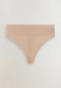 Bas de bikini rose clair côtelé avec une taille haute, des bords lisses et une couverture minimale. Tissu doux avec une texture subtile.