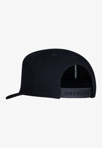 Czarna czapka z płaskim daszkiem, o strukturalnej konstrukcji, z regulowanym zapięciem snapback i teksturowanym materiałem. Posiada otwory wentylacyjne na czubku.
