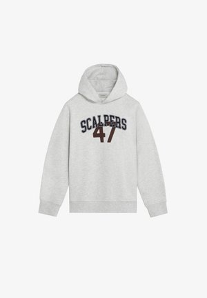 Sudadera con capucha gris hecha de una mezcla de algodón, con un estampado frontal que dice "SCALPERS 47" en azul oscuro y granate, con capucha ajustable con cordón.