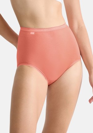 Slip a vita alta, di un delicato corallo, realizzato in un tessuto morbido con un design senza cuciture e una sottile dettaglio in vita.