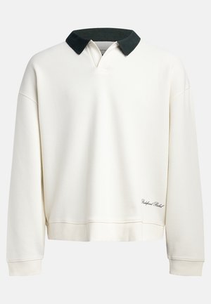Suéter de cuello redondo en algodón blanco sucio con un cuello contrastante en verde oscuro. Presenta textura de canalé y un logo bordado cerca del dobladillo.