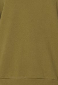 Felpa verde oliva con una texture liscia, polsini e orlo a costine. Presenta un design semplice senza motivi o decorazioni.