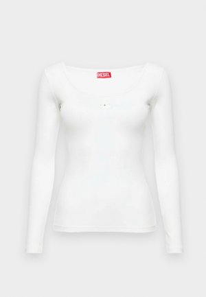 Top blanco ajustado de manga larga con un escote amplio en forma de scoop y una etiqueta roja de la marca Diesel en el interior del cuello.