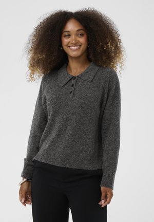 Šedý pletený sveter s golierom, tri gombíky a rebrovanými manžetami. Mäkká textúra a mierne skrátený strih.