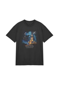 Sort bomulds t-shirt med en farverig grafik af en rumkamp med ikoniske karakterer og teksten "STAR WARS" nederst.