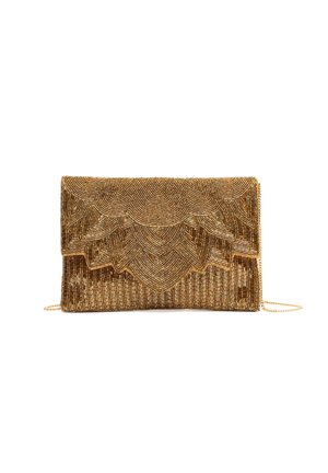 Zlata torbica s perlami z zapletenim vzorcem valovitih cvetov in tankim verižnim trakom na belem ozadju.