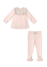 Top de manga larga rosa con cuello a cuadros y volantes, combinado con leggings rosa que presentan un detalle de lazo y puños con volantes. Tejido suave, diseño casual.