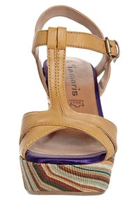 Sandalo con zeppa in pelle color tan, con design a strap incrociati, caratterizzato da una fodera interna viola e una suola in tessuto a righe multicolori.