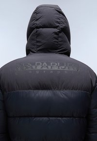 Sort puffjakke med hætte, der har kviltede sektioner, en mat finish og 'Napapijri' branding i mørkegrå på ryggen.