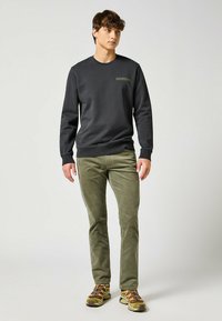 Wrangler GREENSBORO - Broek - dusty olive