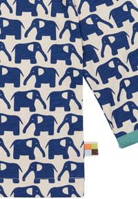 Camicia in tessuto a maniche lunghe con sfondo color crema e motivi di elefanti blu navy, rifinita con polsini verdi e un'etichetta multicolore.