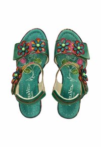 Sandalias turquesas con bordado floral, correa ajustable, puntera abierta y plantilla acolchada. Presenta flores y diseños de hojas multicolores.