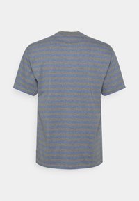 Grå bomulds t-shirt med korte ærmer, der har horisontale blå striber. Rund halsudskæring og lige bundsøm med sideskårne slids.