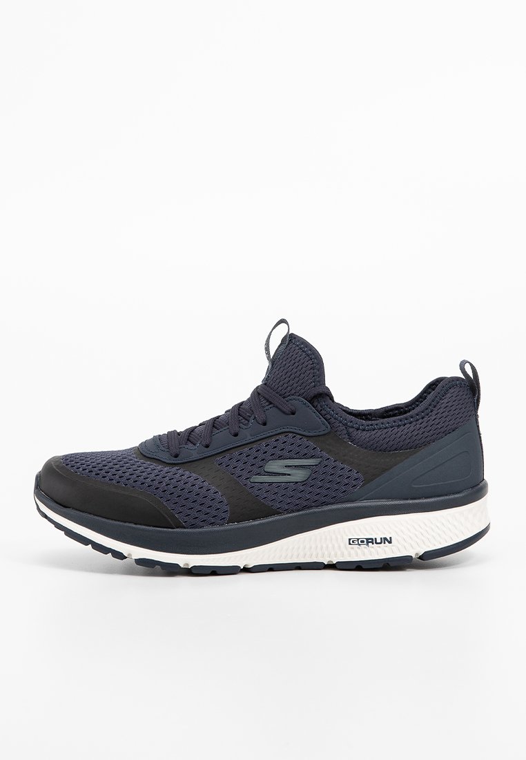 Chaussure de sport en mesh bleu marine avec un capuchon en caoutchouc noir à l'avant et des accents sur les côtés. Dotée d'une semelle rembourrée et d'un dessus texturé pour une meilleure respirabilité.