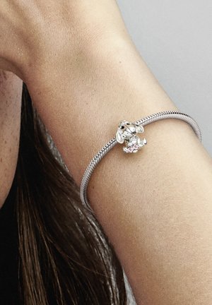 Silberarmband mit einer strukturierten Metallkette und einem Hasenanhänger, der rosa Akzente und detaillierte Gesichtszüge aufweist.