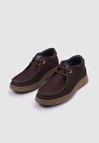 Chaussures en cuir marron avec semelles en caoutchouc beige. Comprend une pointe arrondie, des détails cousus et une doublure intérieure à motifs bleus. Lacets inclus.