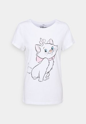 Biały T-shirt z krótkim rękawem z nadrukiem kreskówkowego białego kotka w różowej kokardce, który patrzy w górę niebieskimi oczami.