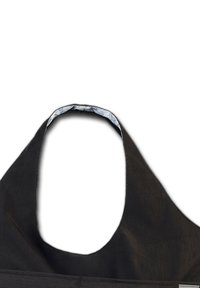 Schwarze Stofftasche mit weit geöffnetem Oberteil. Das Innere ist mit einem hellgrauen Futter mit einem subtilen abstrakten Muster versehen.