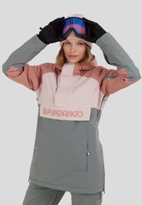 Färgbreakad snöjacka i grått, rosa och vitt, tillverkad av ett slätt, vattentåligt material. Har en hög krage och logotyp på framsidan.