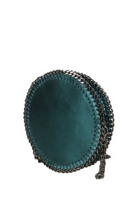 Borsa rotonda in pelle teal con dettagli in catena, caratterizzata da un bordo cucito. Texture liscia e design compatto, adatta per piccoli oggetti da portare.