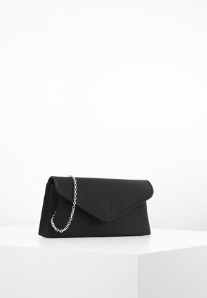 Schwarze Clutch-Tasche mit einem Umschlagdesign, aus strukturiertem Stoff gefertigt, mit einem silbernen Kettenriemen und einer Klappenverschluss.