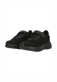 Schwarze Sportschuhe mit einem atmungsaktiven Mesh-Obermaterial, strukturiertem Design und Klettverschluss. Verfügt über eine gepolsterte Sohle für Komfort.