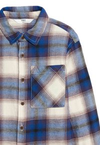 Camicia di flanella a quadri nei toni di blu, bianco e marrone. Presenta un colletto button-down, una tasca anteriore e bottoni marroni su una texture morbida.