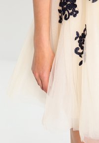 Chi Chi London Petite Cocktailklänning - multi-coloured