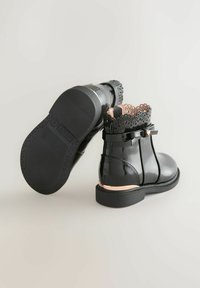 Next REGULAR FIT czarny