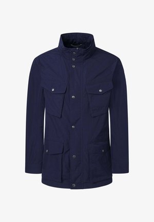 Granatowa kurtka wykonana z lekkiego materiału, z wysokim kołnierzem, wieloma przednimi kieszeniami, zapięciami na zatrzaski oraz prostym krojem.