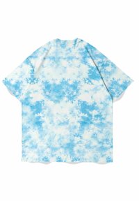 Camisa de manga corta con estampado tie-dye azul y ajuste relajado. Fabricada con un tejido ligero de textura suave y un diseño con patrón similar a nubes.