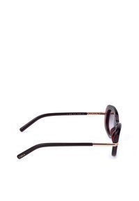 Vue latérale de lunettes de soleil noires et dorées rose avec des verres foncés et le logo Furla sur la branche, sur fond blanc.