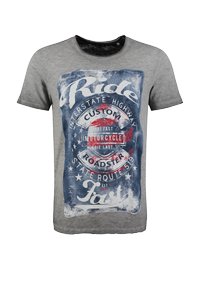 Camiseta de algodón gris con cuello redondo, que presenta un estampado gráfico envejecido en azul y rojo, que representa texto y diseños de insignias con temática de motocicletas.
